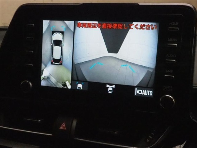 パノラミックビューモニター付きです。車両を上から見たような映像をディスプレイオーディオ画面に表示。運転席からの目視だけでは見にくい、車両周辺の状況をリアルタイムでしっかり確認できます。