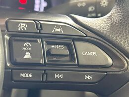 【レーダークルーズコントロール】高速道路での長距離走行が楽に！！自動で速度を保つクルーズコントロールが、衝突軽減システムと連携し、前方の車両を感知して車間を保つように速度調節してくれます！！