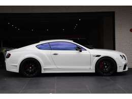 トランスミッションには8ATを搭載、フルタイム4WDを設定し、最大出力389Kw/6,000rpm（528馬力）