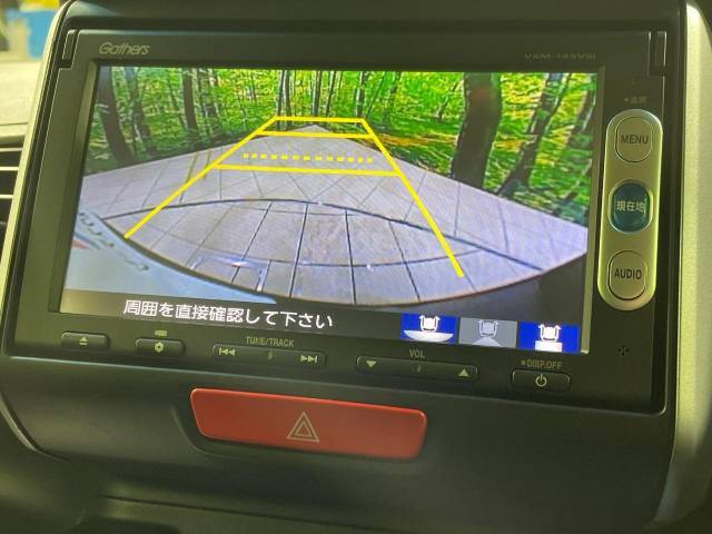 【バックカメラ】駐車時に後方がリアルタイム映像で確認できます。大型商業施設や立体駐車場での駐車時や、夜間のバック時に大活躍！運転スキルに関わらず、今や必須となった装備のひとつです！