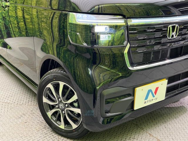 【LEDヘッドライト】悪天候や夜間走行時も良好な視界を確保し安心して運転できる高輝度LEDヘッドライトを装備！点灯速度が早く、消費電力も抑えられています。