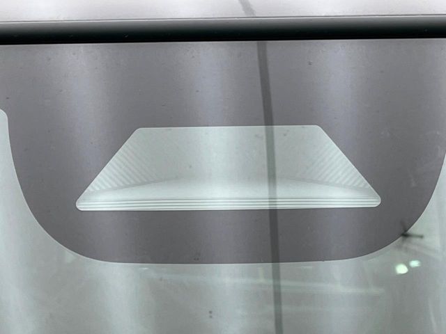 【ホンダセンシング】走行中に前方の車両等を認識し、衝突しそうな時は警報とブレーキで衝突回避と被害軽減をアシスト。より安全にドライブをお楽しみいただけます。