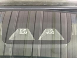 【スマートアシスト】走行中に前方の車両等を認識し、衝突しそうな時は警報とブレーキで衝突回避と被害軽減をアシスト。より安全にドライブをお楽しみいただけます。