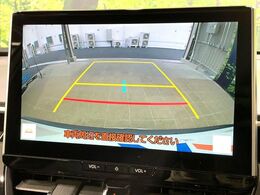 【バックカメラ】駐車時に後方がリアルタイム映像で確認できます。大型商業施設や立体駐車場での駐車時や、夜間のバック時に大活躍！運転スキルに関わらず、今や必須となった装備のひとつです！