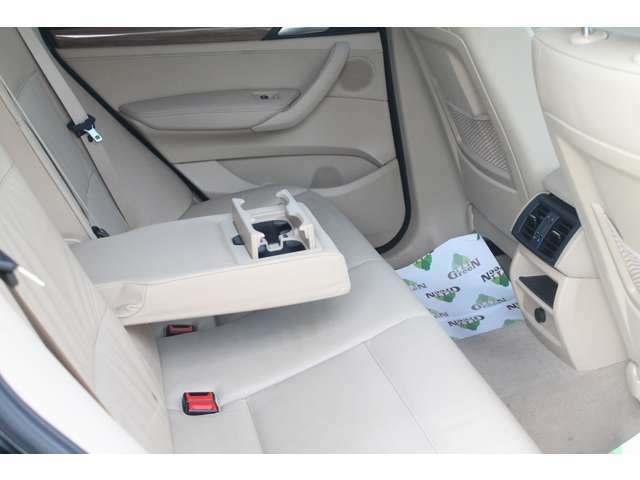 後部席にも専用エアコンやカップフォルダーなど快適装備。
