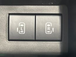 【両側パワースライドドア】スマートキーや運転席のスイッチで後席両側スライドドアの開閉が可能♪電動だから力を入れてドアを開ける必要が無く、小さなお子様でも簡単に開け閉めでき快適です♪