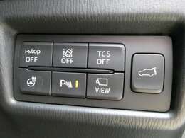 ステアリングヒーターやカメラ切り替え、コーナーセンサーなどの装備も充実♪