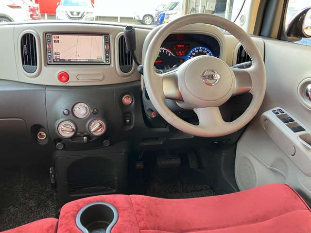 室内大変綺麗に使用されていた車両です。深紅のシートクロス地は、上級グレードにオプション設定されている手触りの良いスエード調クロス地（クラッシュベロア）を採用、プレミアム感を演出しています。