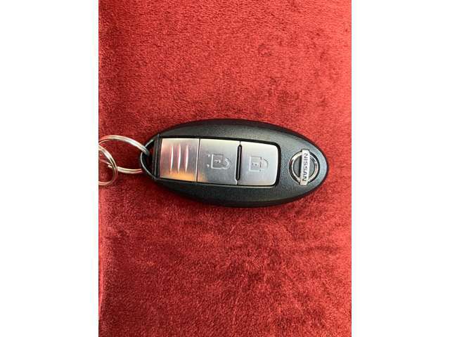 楽々インテリジェントキーはポケット、バッグに入れたままドアロック開閉からエンジン始動まで出来る便利なキーです。