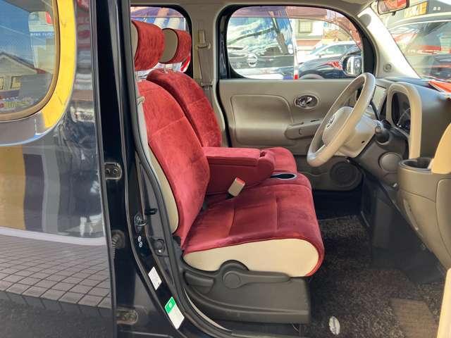 ゆったり座り心地の良い運転席シート、状態も良好です！！！センターアームレストも付いています。華やかな深紅のシートを組み合わせたプレミアム感のあるインテリアです。