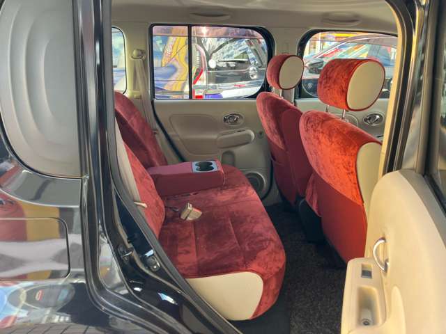 厚みのあるクッションとゆったりした座面で快適な座り心地のリヤシート♪センターアームレストはドリンクホルダー付きです。