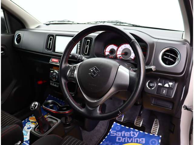 お車選びをお楽しみ頂けるよう、在庫車の展示スペースを十分に確保しております。