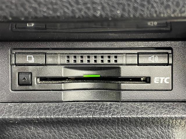 【ETC】有料道路を利用する際に料金所で停止することなく通過できる、ETC車載器（ノンストップ自動料金収受システム機器）が装備されています。セットアップを行うことで利用可能になります。