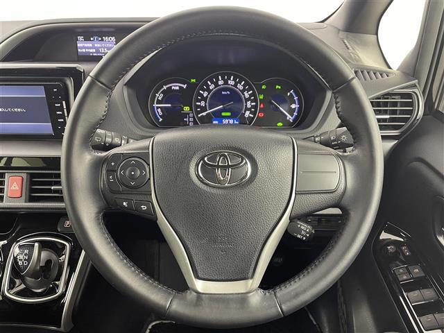 【ステアリング】軽い力で扱いやすいハンドルです。目立つ傷やスレなどなく綺麗な状態です！除菌プランいれていただくとさらに快適に！清潔なお車はお子様にも安心ですね！