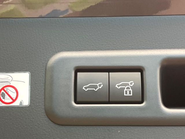 【パワーバックドア】スマートキーや運転席のボタンを押すだけでリアゲートが自動で開閉します！荷物を持っている時や、高い位置にあるバックドアを閉める際に便利な機能です♪