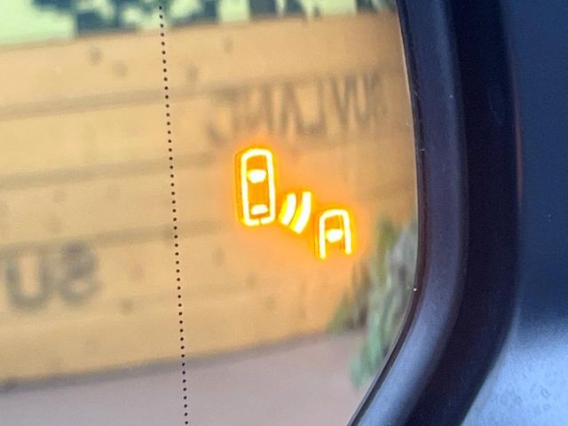 【ブラインドスポットモニター】走行中、ドアミラーの死角になりやすい箇所に後続車が接近するとサイドミラーのレンズに警告を表示！ドライバーに注意喚起をしてくれます。