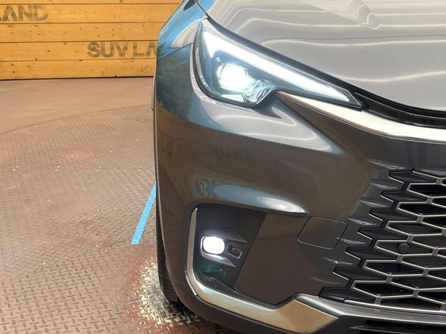 【LEDヘッドライト】悪天候や夜間走行時も良好な視界を確保し安心して運転できる高輝度LEDヘッドライトを装備！点灯速度が早く、消費電力も抑えられています。