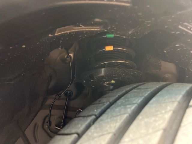 お車を安心してお乗りいただく為には、足回りの定期点検が欠かせません。サービスサポート（有償保証）では無料点検もご提供しており、安心のカーライフをお過ごしいただけるサポート体制が整っています。