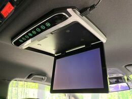 【フリップダウンモニター】大画面モニターで後席でもエンタメをお楽しみいただけます。小さなお子様にも大人気の装備です♪