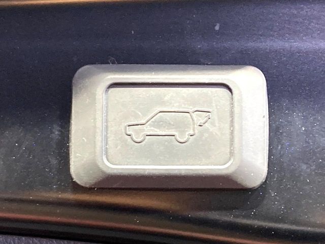 【パワーバックドア】スマートキーや運転席のボタンを押すだけでリアゲートが自動で開閉します！荷物を持っている時や、高い位置にあるバックドアを閉める際に便利な機能です♪