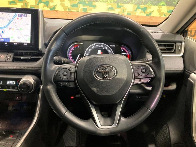 【純正革巻きステアリング】上質な革を使用することで、手にしっかり馴染みとても運転しやすいハンドルです♪