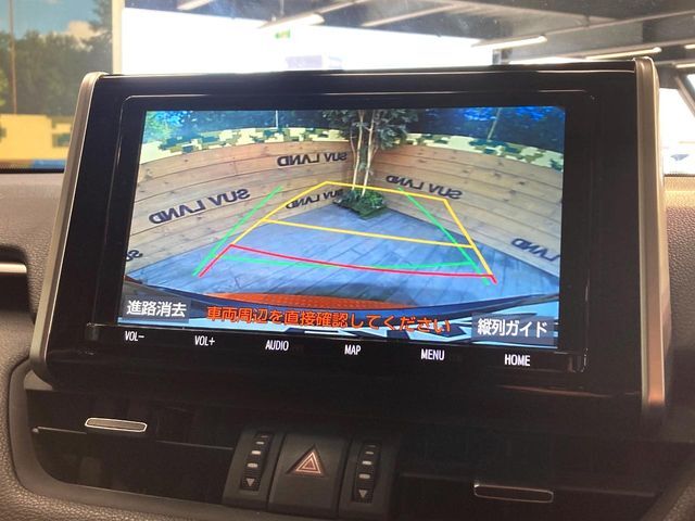 【バックカメラ】駐車時に後方がリアルタイム映像で確認できます。大型商業施設や立体駐車場での駐車時や、夜間のバック時に大活躍！運転スキルに関わらず、今や必須となった装備のひとつです！