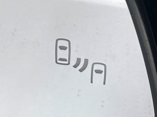 【ブラインドスポットモニター】走行中、ドアミラーの死角になりやすい箇所に後続車が接近するとサイドミラーのレンズに警告を表示！ドライバーに注意喚起をしてくれます。
