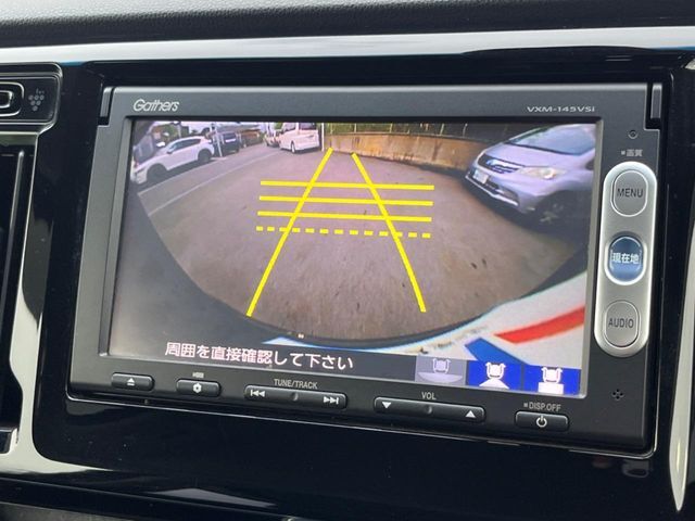 【バックカメラ】駐車時に後方がリアルタイム映像で確認できます。大型商業施設や立体駐車場での駐車時や、夜間のバック時に大活躍！運転スキルに関わらず、今や必須となった装備のひとつです！