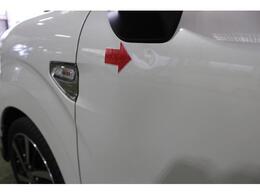 助手席ドアに凹み、傷があります。