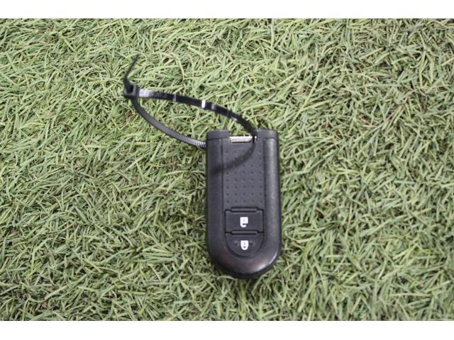 キーフリーシステムになっています。電子キーを携帯しているだけ、それだけでドアのロック開閉からエンジンの始動までできちゃいます♪
