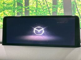 【10.25インチマツダコネクト】車内の雰囲気にマッチした大型ディスプレイ。スマホ接続でのナビ使用やBluetooth再生等、様々な機能が楽しめます。直感的なダイヤル操作が可能で、使い勝手も良好です。