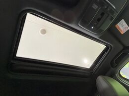 【サンルーフ】開放感たっぷりの希少装備、サンルーフが装着されています！車内に明かりを取り入れたり景色を楽しむ以外にも、車内の空気も簡単に換気できて快適です！