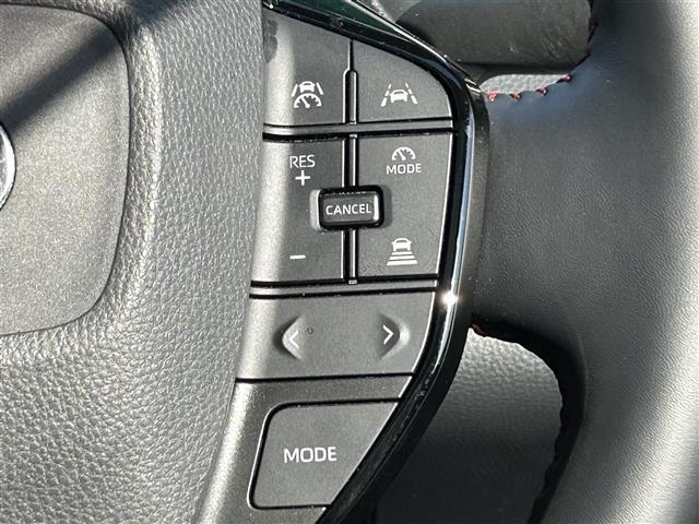 【レーダークルーズコントロール】アクセルを踏まなくても、設定した速度で走行できます。先行車との車間距離を適切に維持する追従走行の機能も有しています。機能には限界があるためご注意ください。