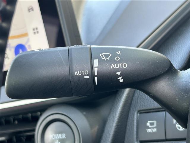 【ステアリング】軽い力で扱いやすいハンドルです。目立つ傷やスレなどなく綺麗な状態です！除菌プラス入れていただくとさらに快適に清潔なお車はお子様にも安心ですね！