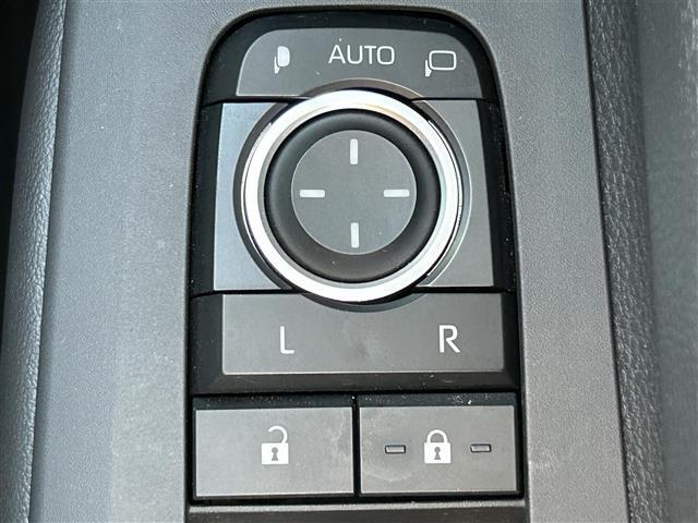 【電動格納ミラー】運転席のスイッチで、ドアミラーの開閉や角度の調整ができます。