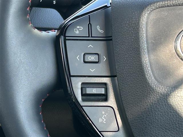 【ステアリングスイッチ】手元のボタンから、オーディオやナビなどの操作ができるので、よそ見をせずに安全に運転に集中できます。