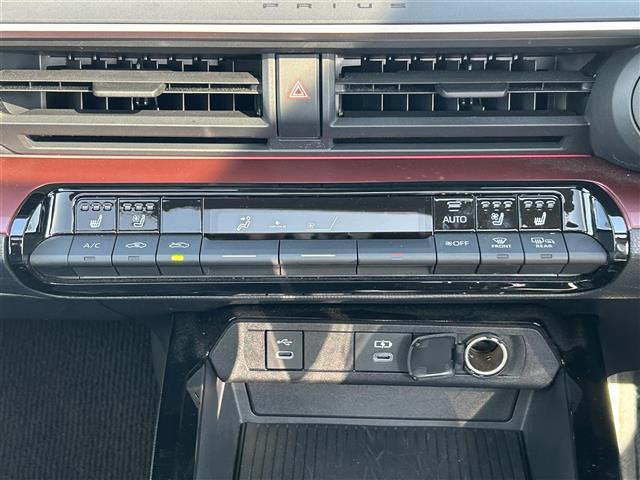 【オートエアコン】車内温度を感知して自動で温度調整をしてくれるのでいつでも快適な車内空間を創り上げます。