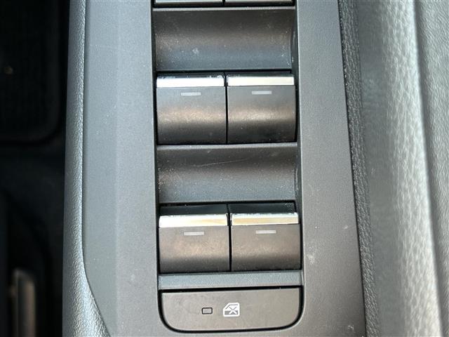 【パワーウインドウ】運転席のスイッチで、各席の窓ガラスの開閉ができます。あると便利ですよね。