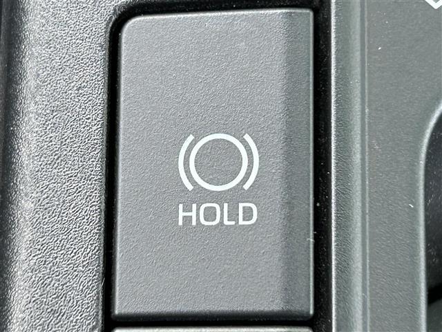 【ブレーキホールド】システムがONのとき、信号待ちなどの停止中に、ブレーキペダルから足を離してもブレーキがかかったまま保持されます！