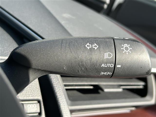 【オートライト（AUTO）】外の明るさをシステムが感知して、自動でヘッドライトが点灯します。ヘッドライトをつけ忘れを防ぐ便利機能です。