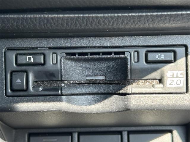 【ETC】有料道路を利用する際に料金所で停止することなく通過できる、ETC車載器（ノンストップ自動料金収受システム機器）が装備されています。セットアップを行うことで利用可能になります。