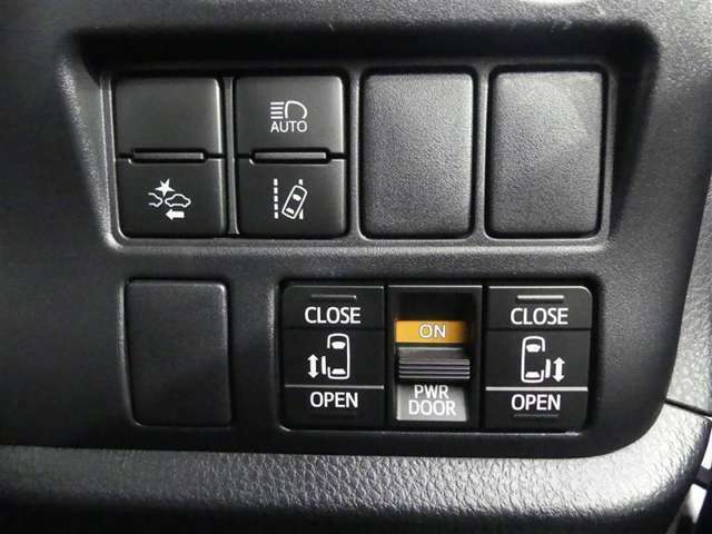 【パワースライドドアスイッチ・各安全装置】様々なシーンで便利に使える両側パワースライドドア！開閉もスイッチ一つOKです。　・　安全装置付きで安全なドライブをサポート。必要に応じてオン/オフ切替できます