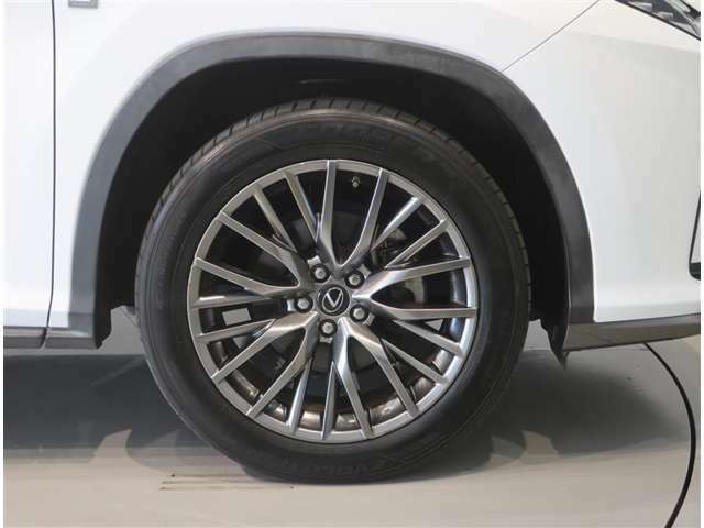 純正のアルミホイール装着車です。タイヤサイズは235/55R20です。