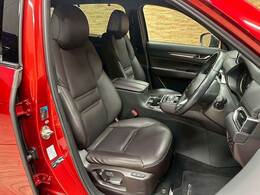 【レザーシート】ならではの高級感あふれる内装がこたわりのアイテム。見た目の高級感とより上質な座り心地をお楽しみください。