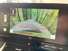 【バックカメラ】駐車時に後方がリアルタイム映像で確認できます。大型商業施設や立体駐車場での駐車時や、夜間のバック時に大活躍！運転スキルに関わらず、今や必須となった装備のひとつです！