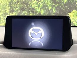 【マツダコネクトナビ】車内の雰囲気にマッチした一体型タイプのナビ。各種車輌設定やBluetooth再生等、様々な機能が楽しめます。直感的なダイヤル操作が可能で、使い勝手も良好です。