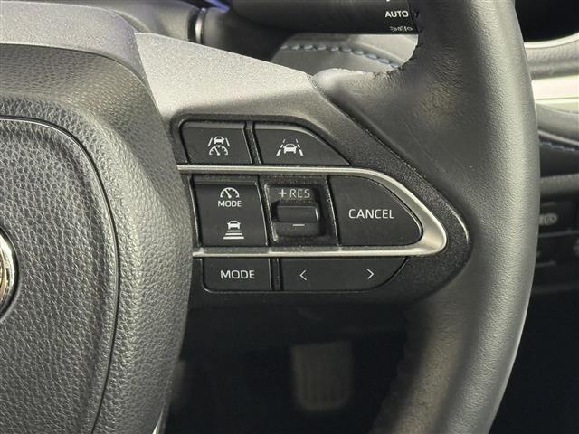 【レーダークルーズコントロール】従来のクルコンの機能に加え、先行車に接近すると、安全な車間距離を保ちながら先行車の車速に合わせ追従するシステム。