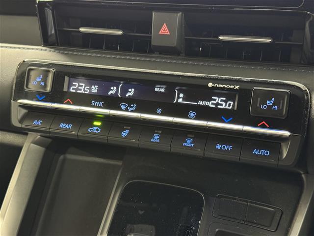 【左右独立オートエアコン】左右独立型、いわゆるデュアルエアコンです。運転席と助手席でそれぞれお好みの温度を設定可能です。