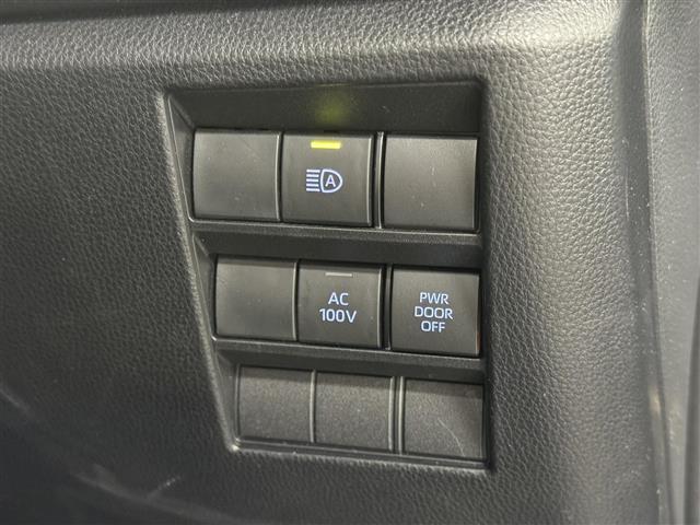 【AC100V】スイッチを入れることで、車内のコンセントで消費電力1500Wまでの範囲内で家電を使用することができます。ノートPCやスマホ充電の際にACアダプタを使用することも可能！