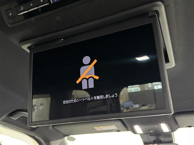 【14型有機EL後席ディスプレイ】OLEDを採用した14インチの後席モニターを装着。従来の液晶画面と比較すると、映像が格段にキレイです。あらゆる角度から画面を見ても映像の変化が少ないのも特徴。